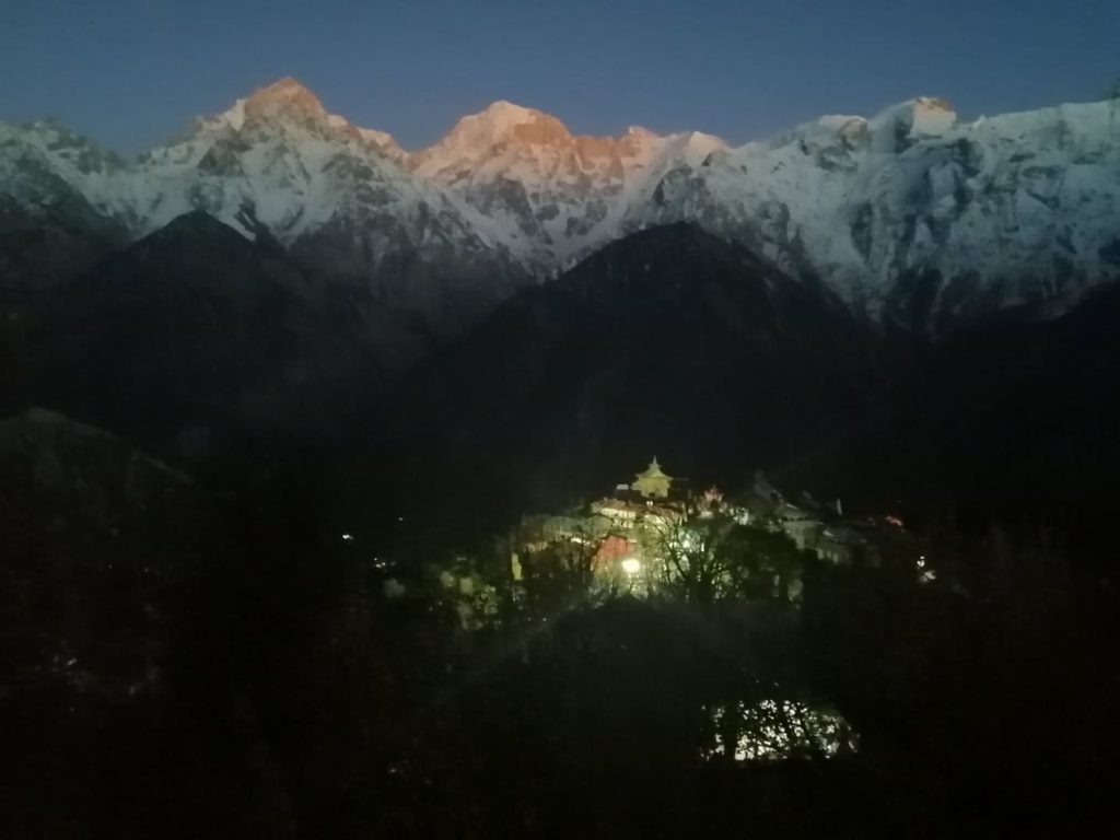 A dreamy winter night in Kalpa