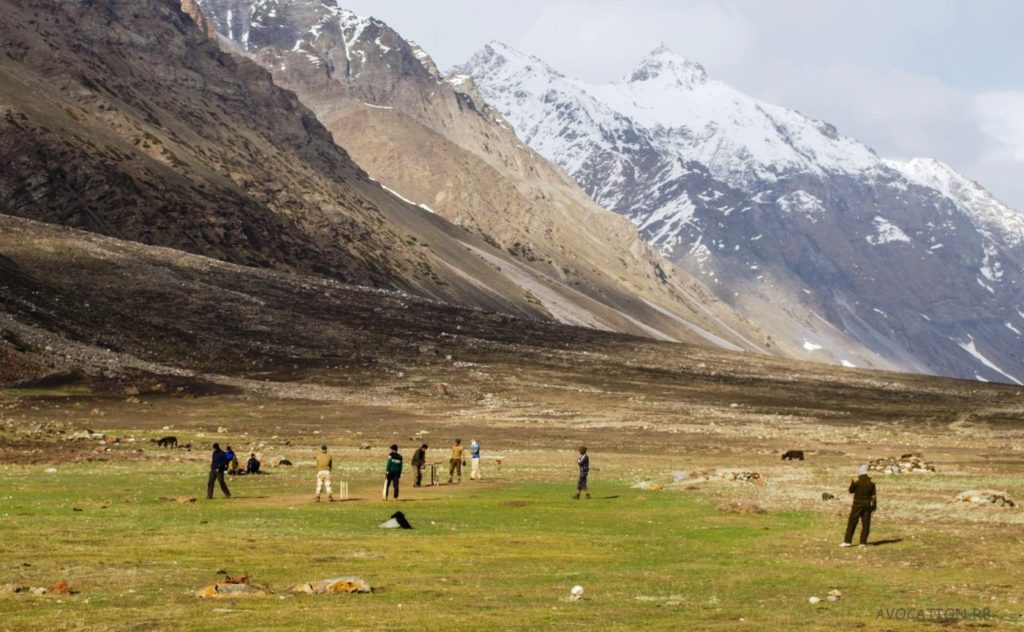 Playing cricket at 4050 meter altitude [Lamkhaga pass trek expedition 2015]