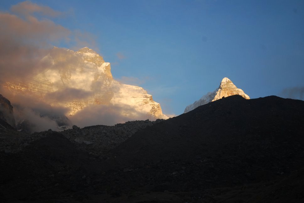 First sightings - from left Bhrigupanth at 6772 m and ThalaySagar at 6904 m.[Three passes trek : Audens-Mayali-Patangini Dhar]