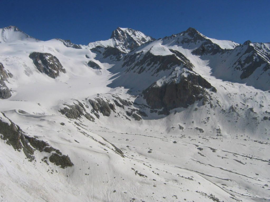 The snowscape - vista of the mountain range | Kinnaur Kailash Parikrama trek blog
