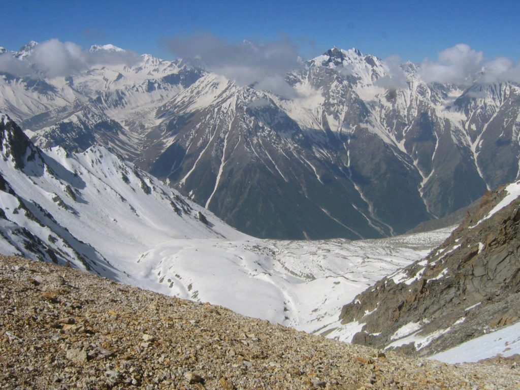 Steep scree slope.. the descent was slippery and taxing | Kinnaur Kailash Parikrama trek blog